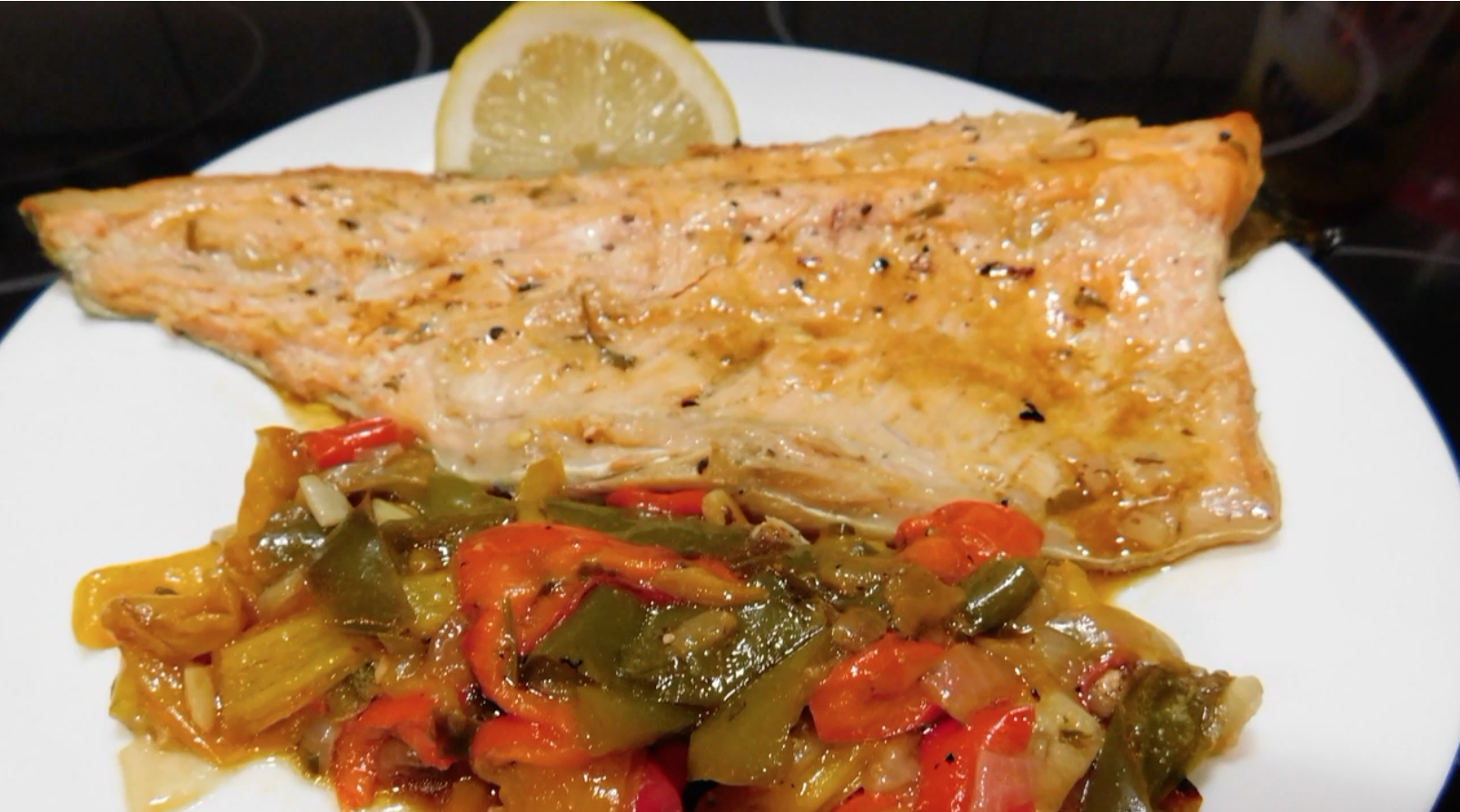 Trucha al horno con verduras.