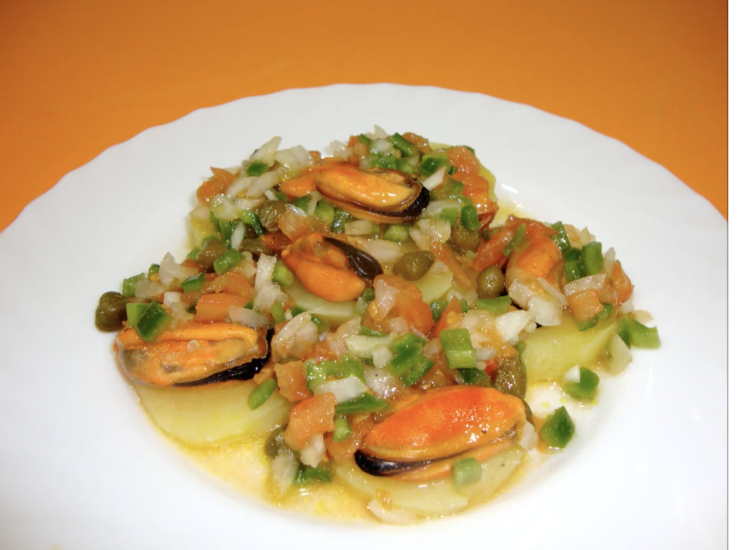 Ensalada de patatas y mejillones con salsa vinagreta Pescado Con Verduras