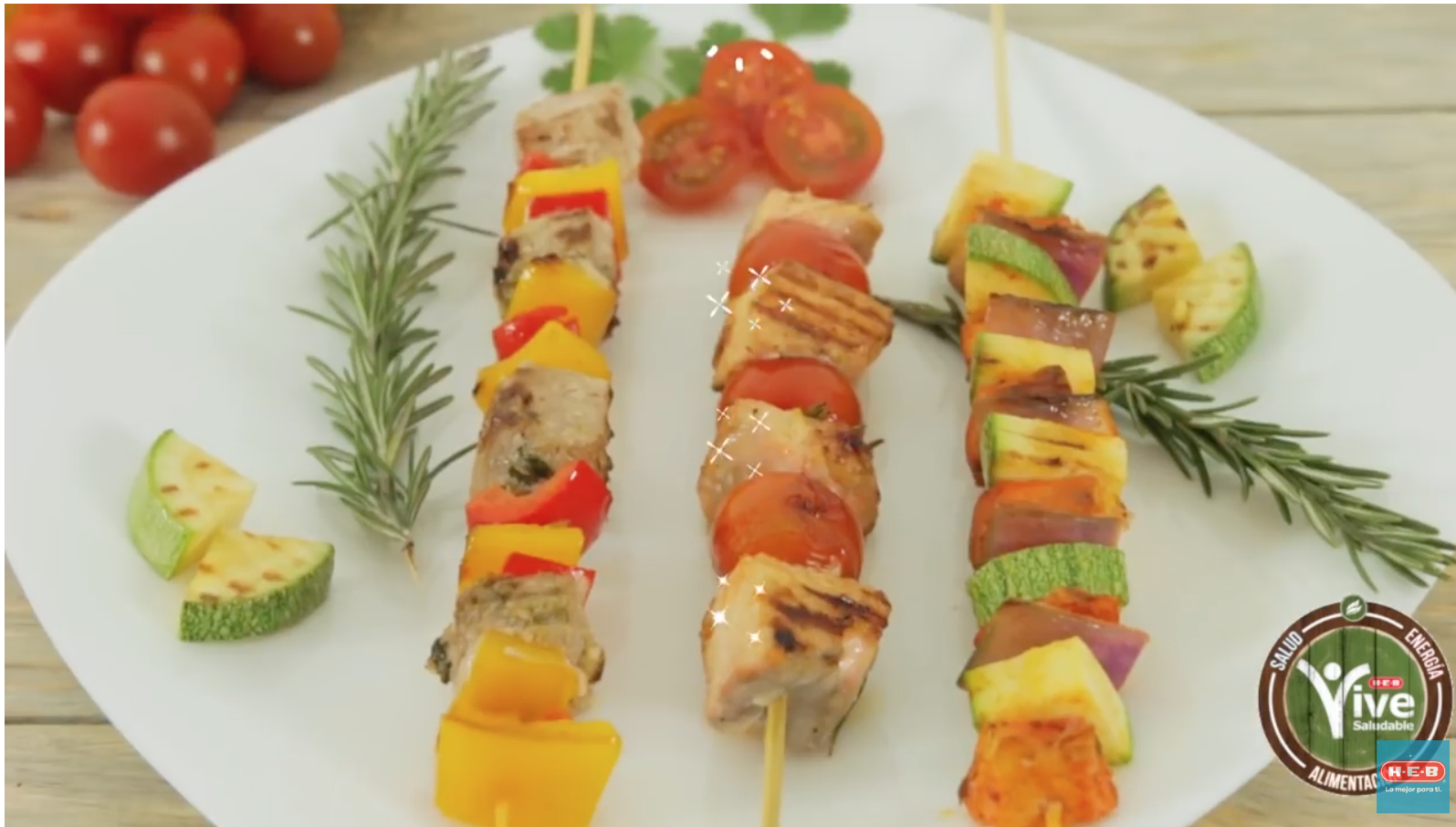 Brochetas de pescado y marisco.