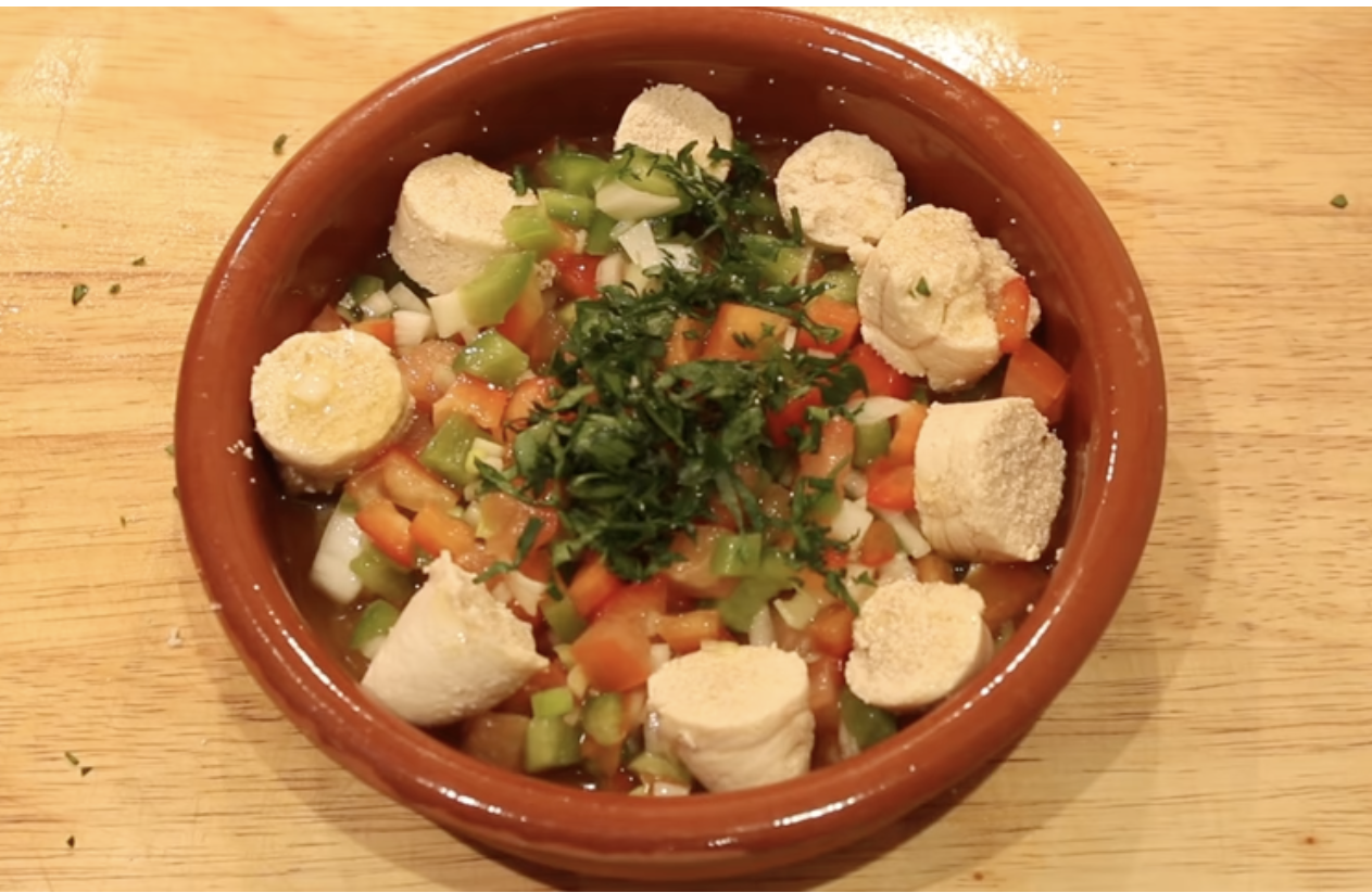 Huevas  con verduras aliñadas