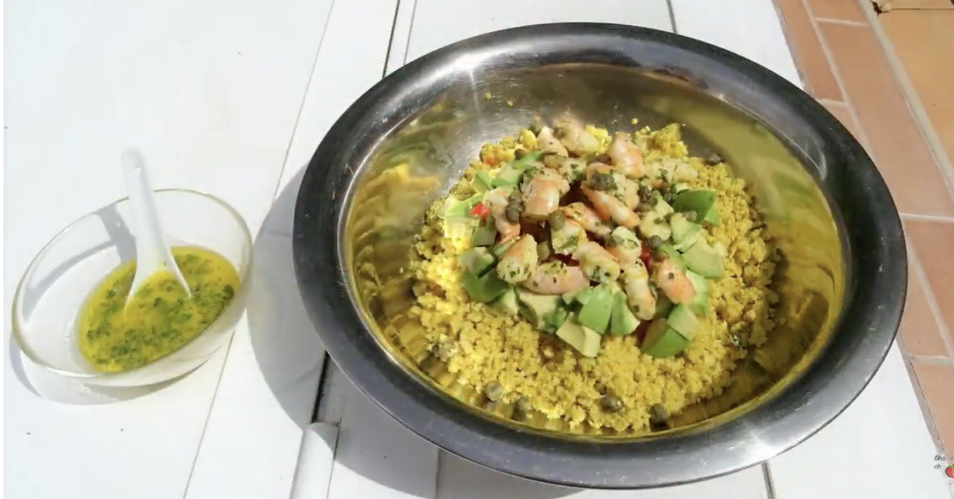 Ensalada de Cuscús de Coliflor con Langostinos y Aguacate