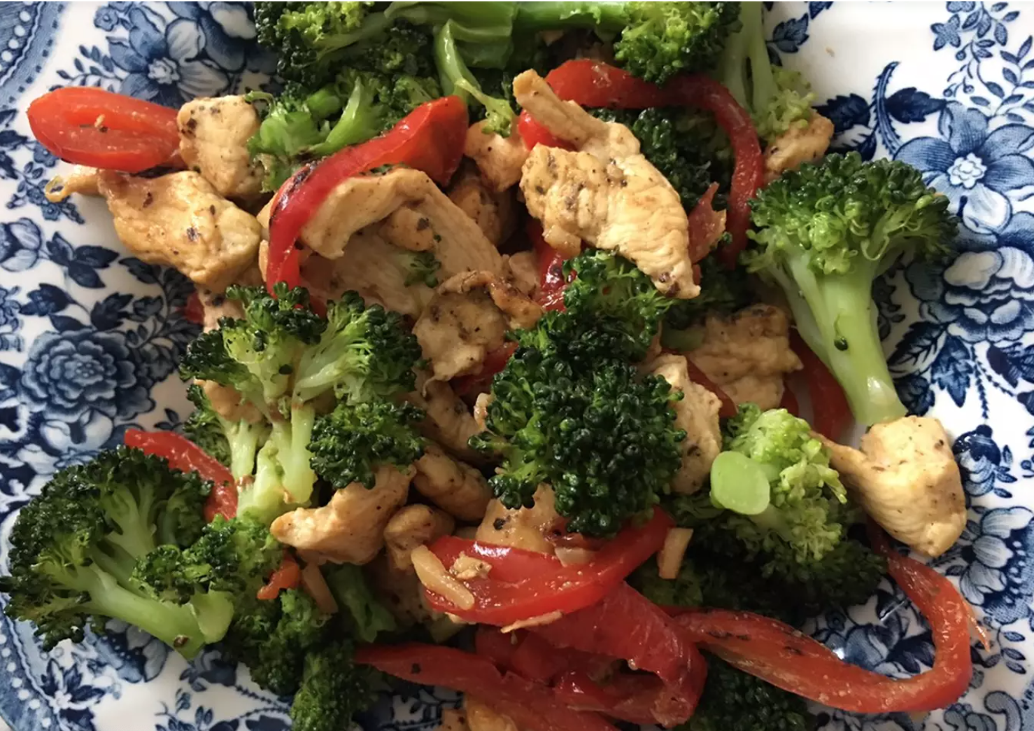 Brócoli con pollo y pimiento rojo