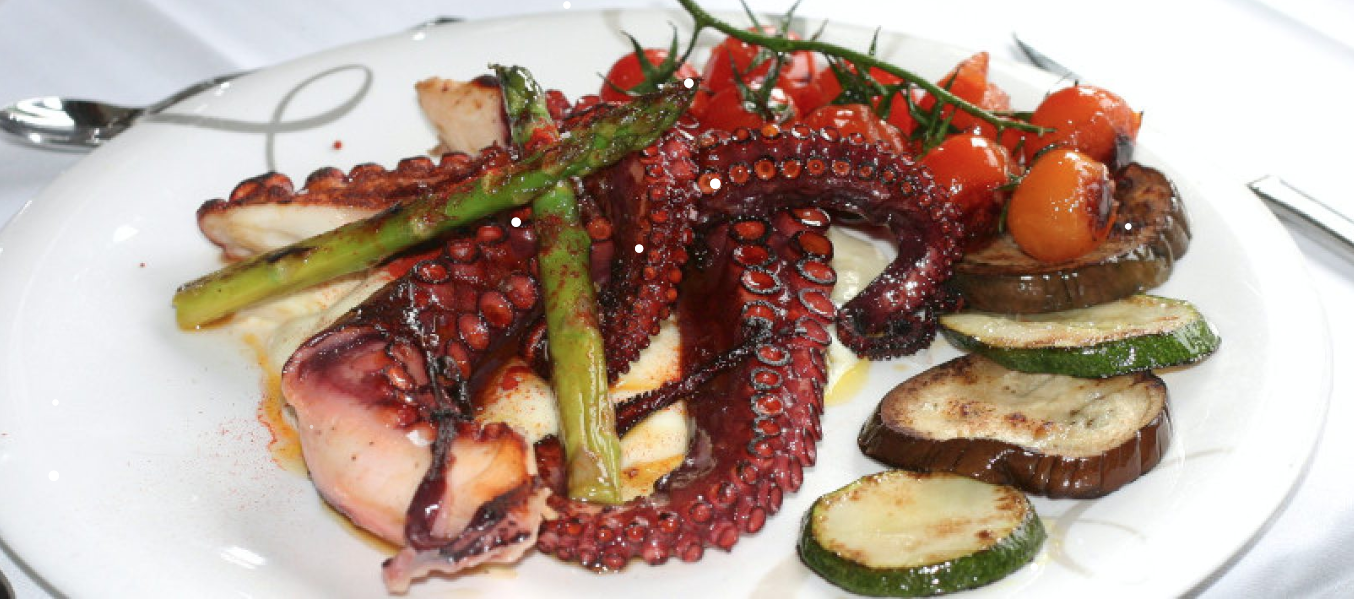 Pulpo a la plancha con cama de puré de patatas y verduras asadas