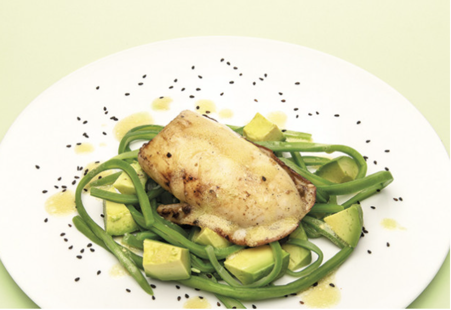 sepia a la plancha con ensalada de judias verdes y aguacate