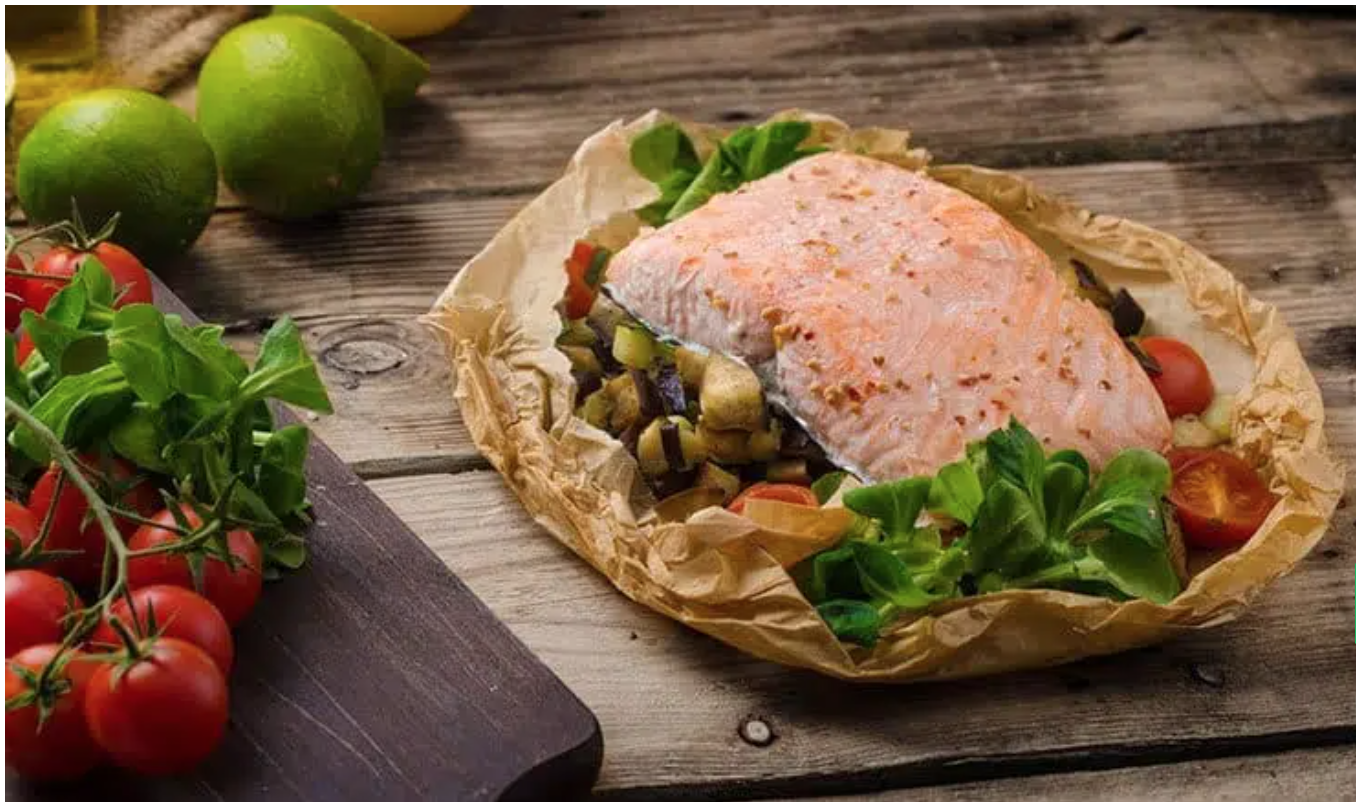 papillote de salmon con calabacín y tomates cherry