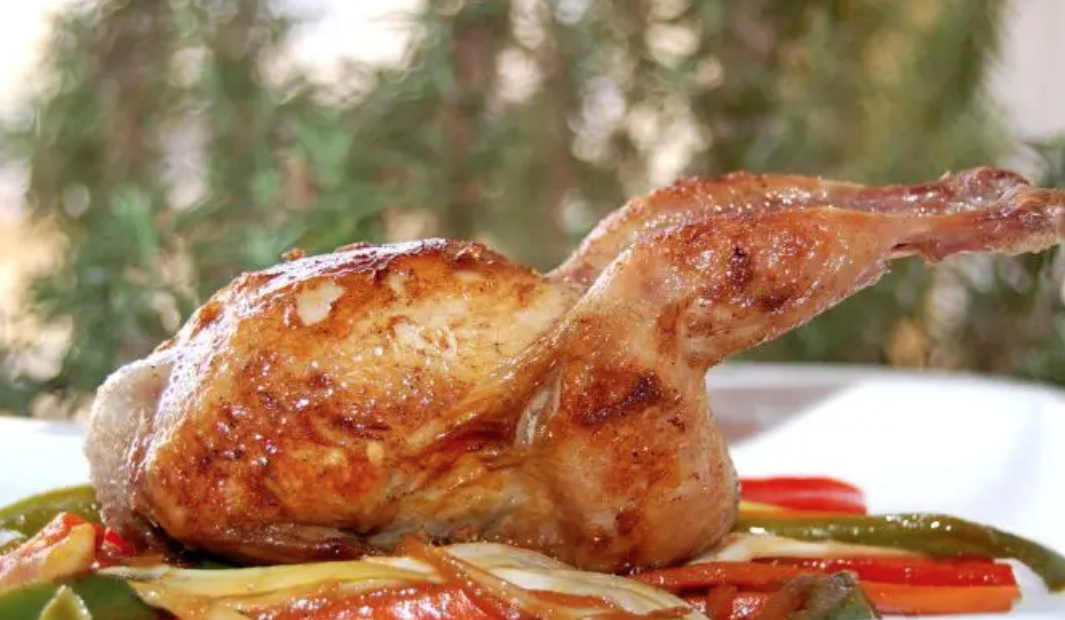 Codornices confitadas con verduras y zanahorias