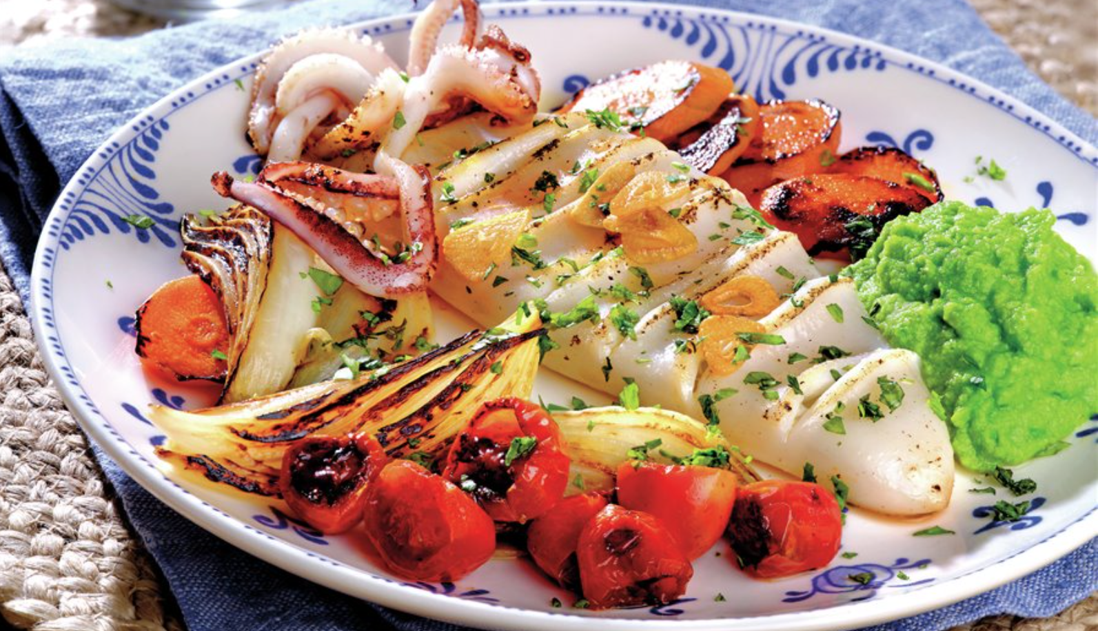 Calamares con verduras a la plancha y puré de guisantes