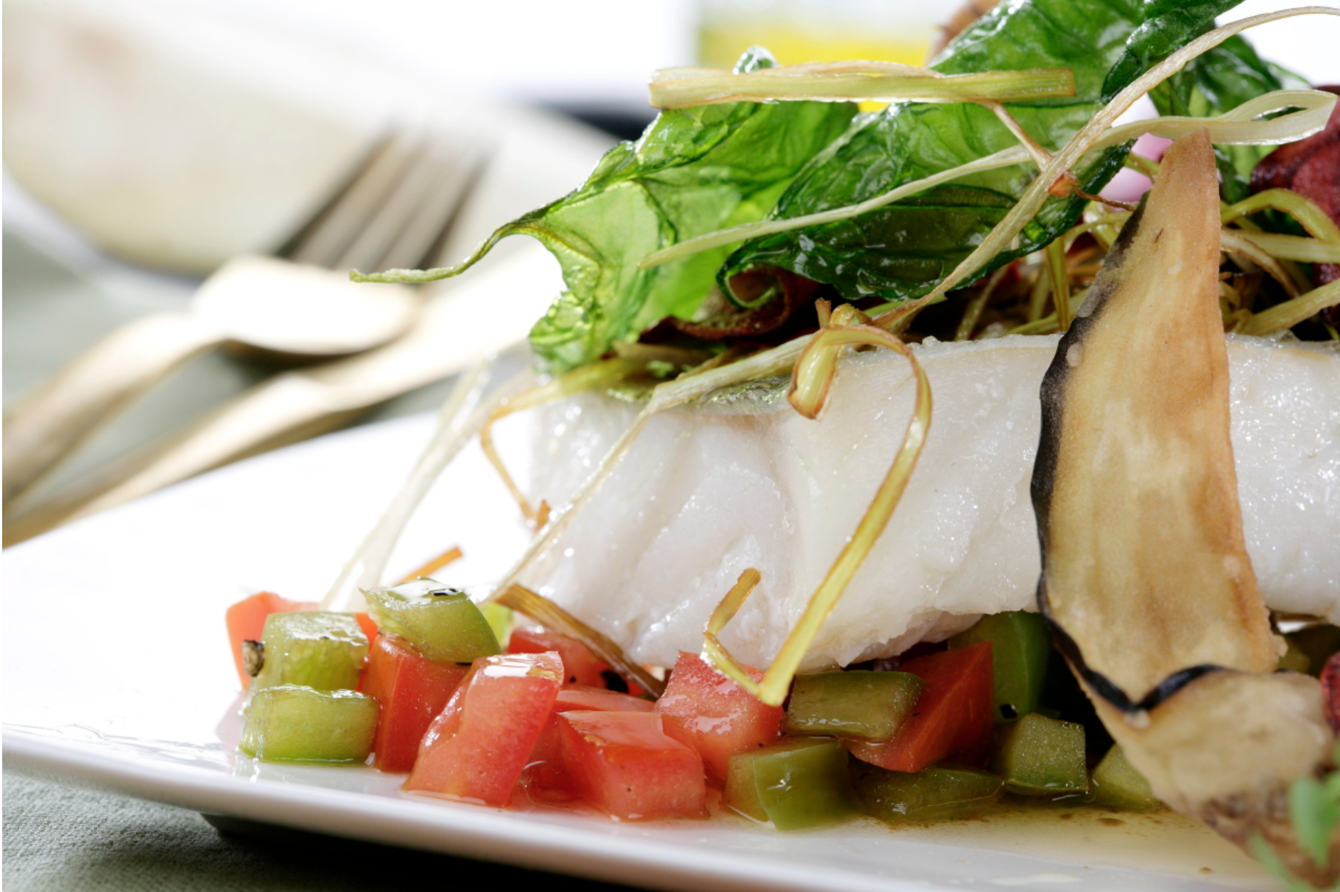 Lomo de bacalao con verduras crujientes