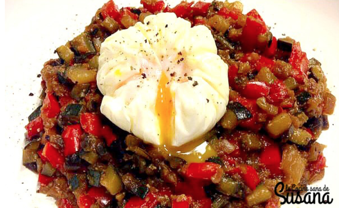 Pisto de verduras light con salsa de soja y huevo poche