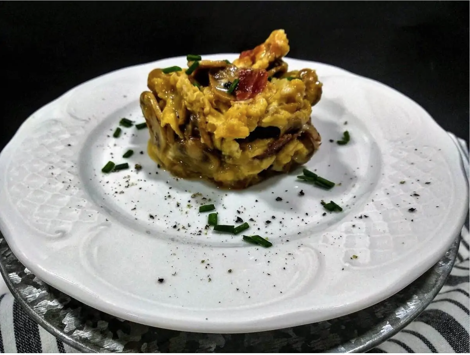 Tartar  de setas con huevo y jamón.