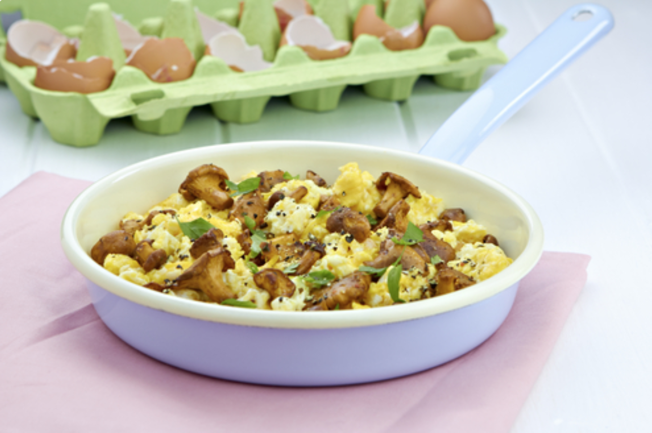 Revuelto de setas con huevo y jamón en plato.