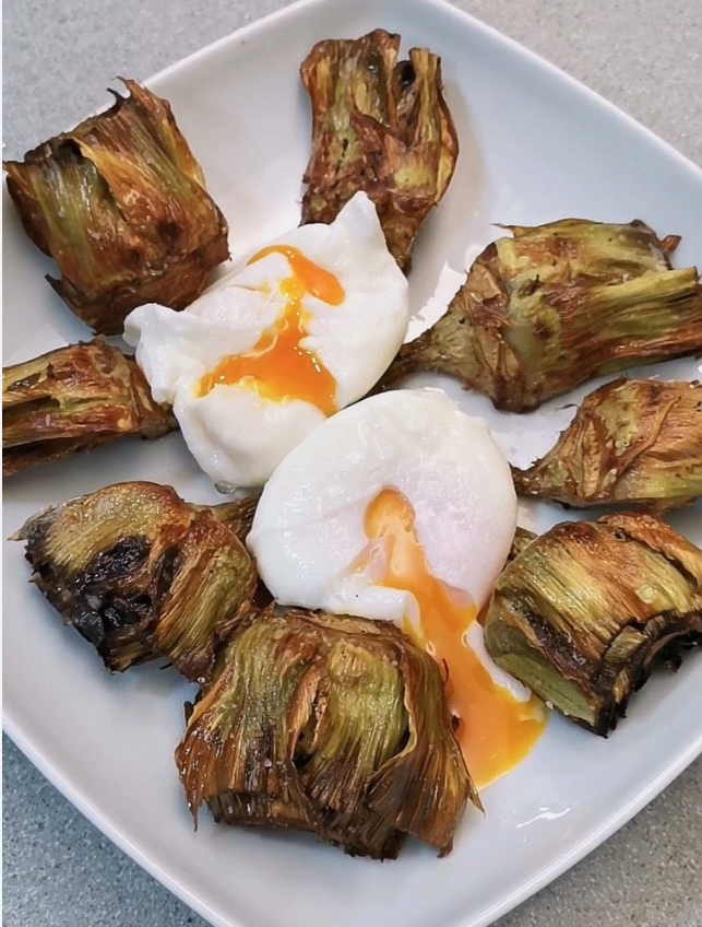 alcachofas con huevo poche