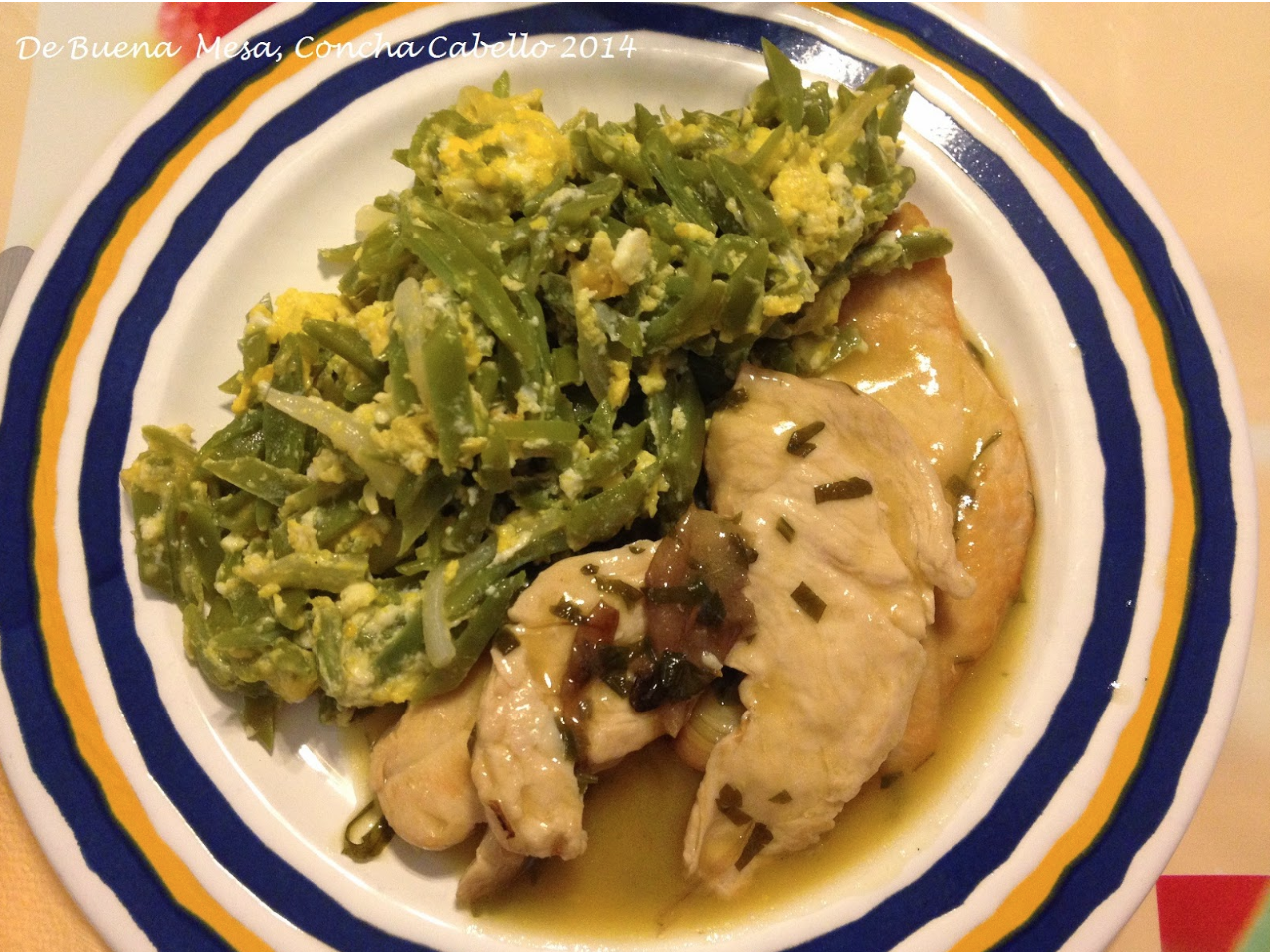 Judias verdes salteadas con huevo y pollo.