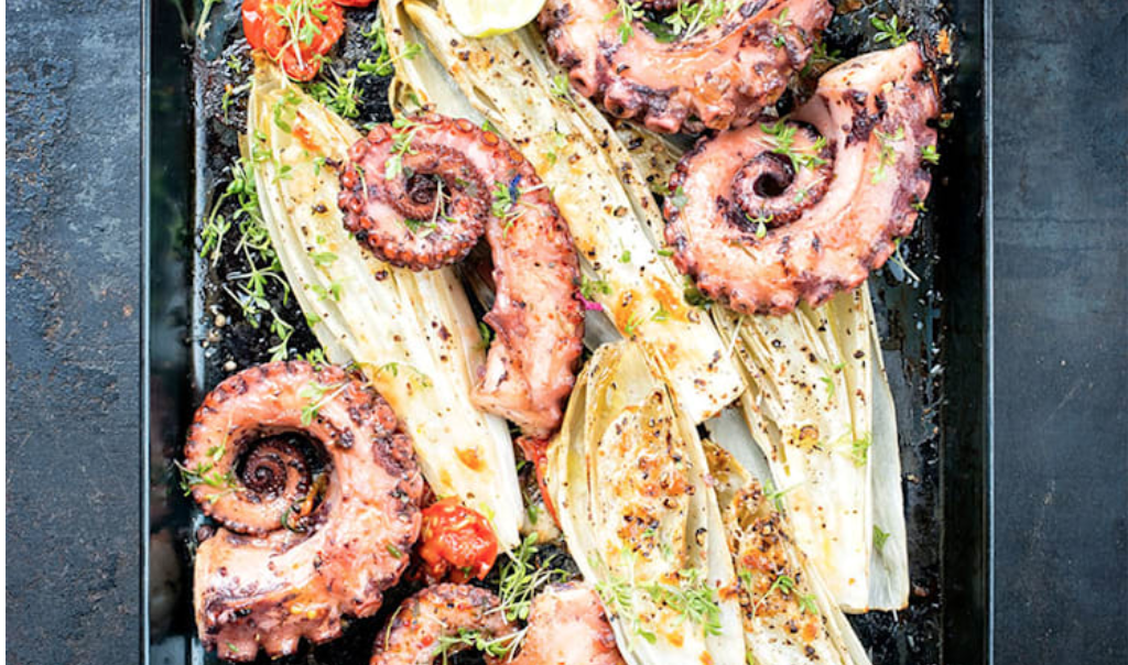 Pulpo a la brasa con endivias y tomates cherry.