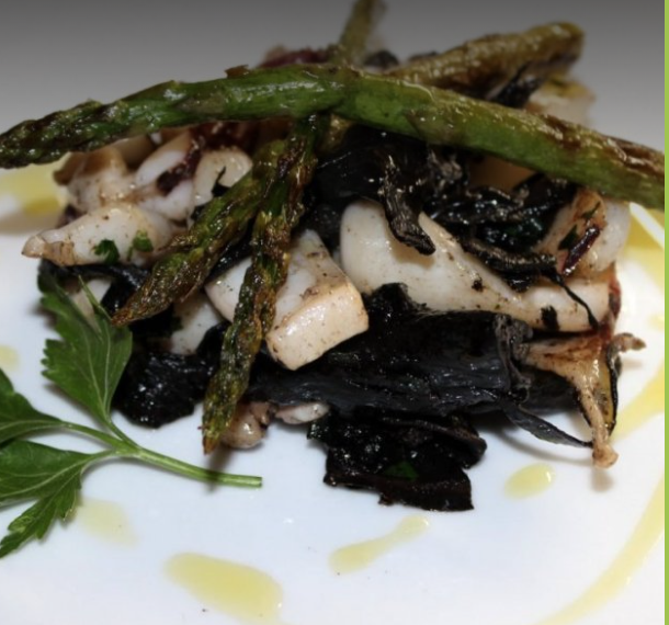 Salteado de calamar con trompetas de la muerte y espárragos