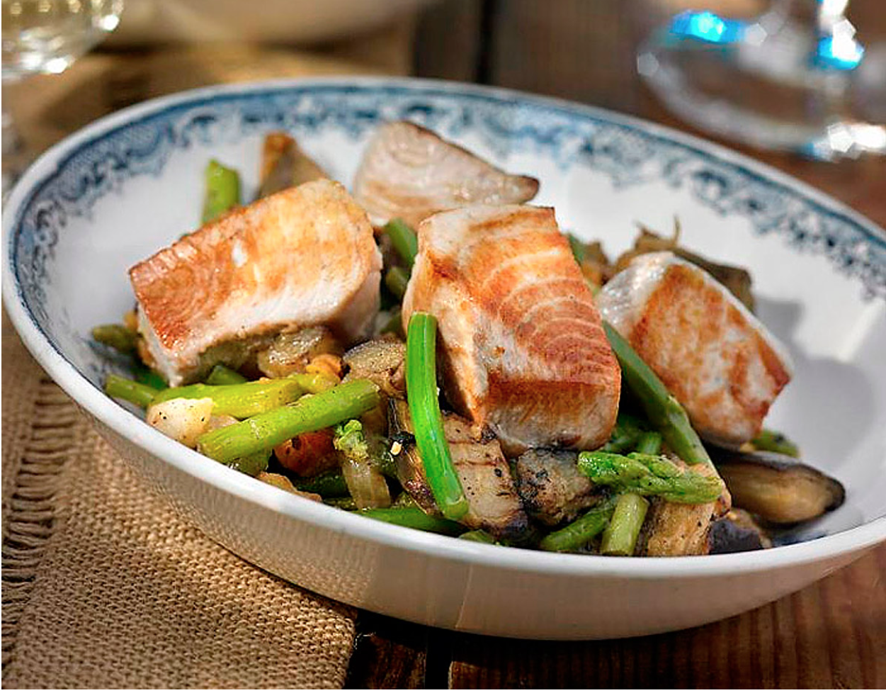 Tacos de atún con verduras.