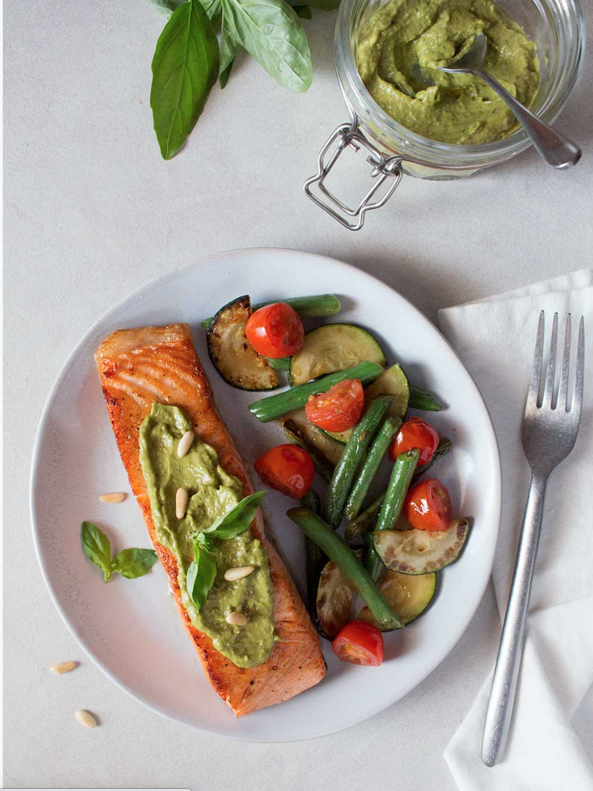 Salmon con verduras salteadas y pesto