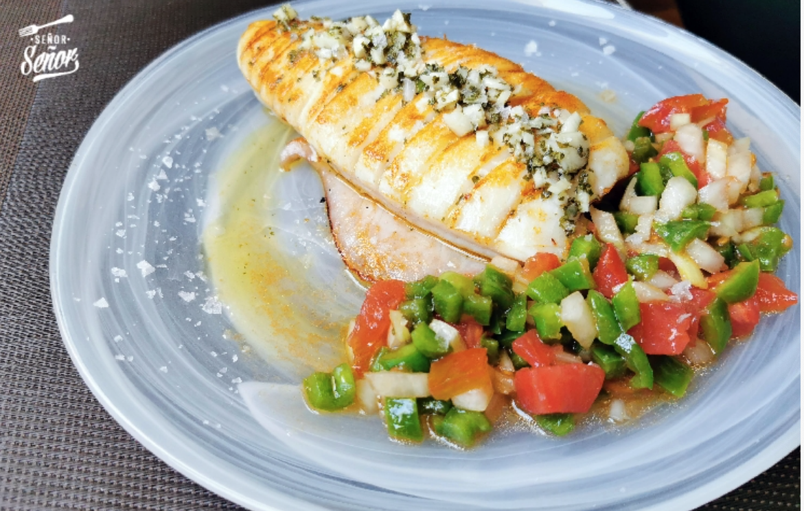 Pipirrana con calamares a la plancha.