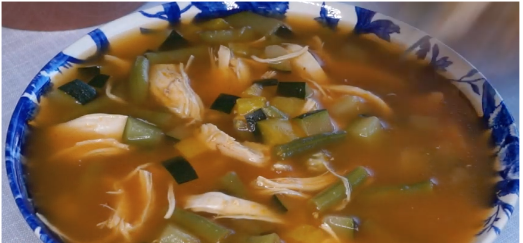SOPA DE POLLO CON TOMATE Y  HABICHUELAS