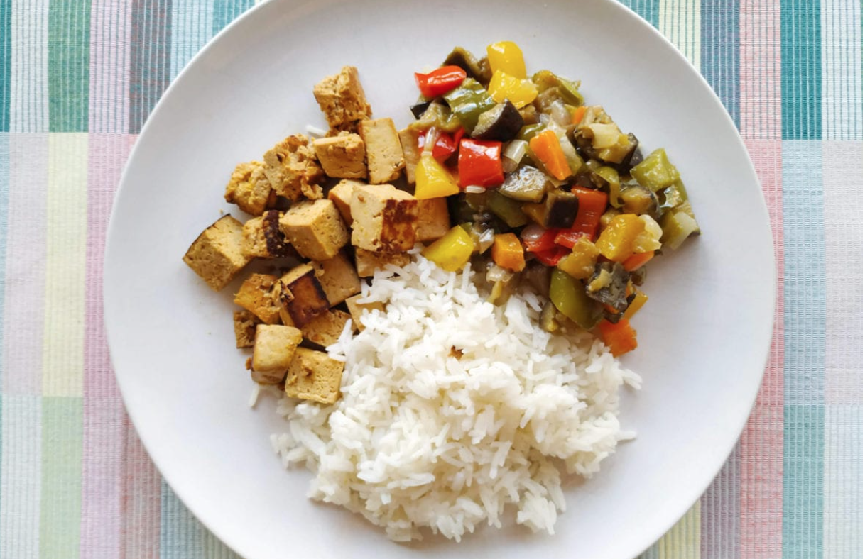 Tofu marinado en naranja con arroz y pimientos