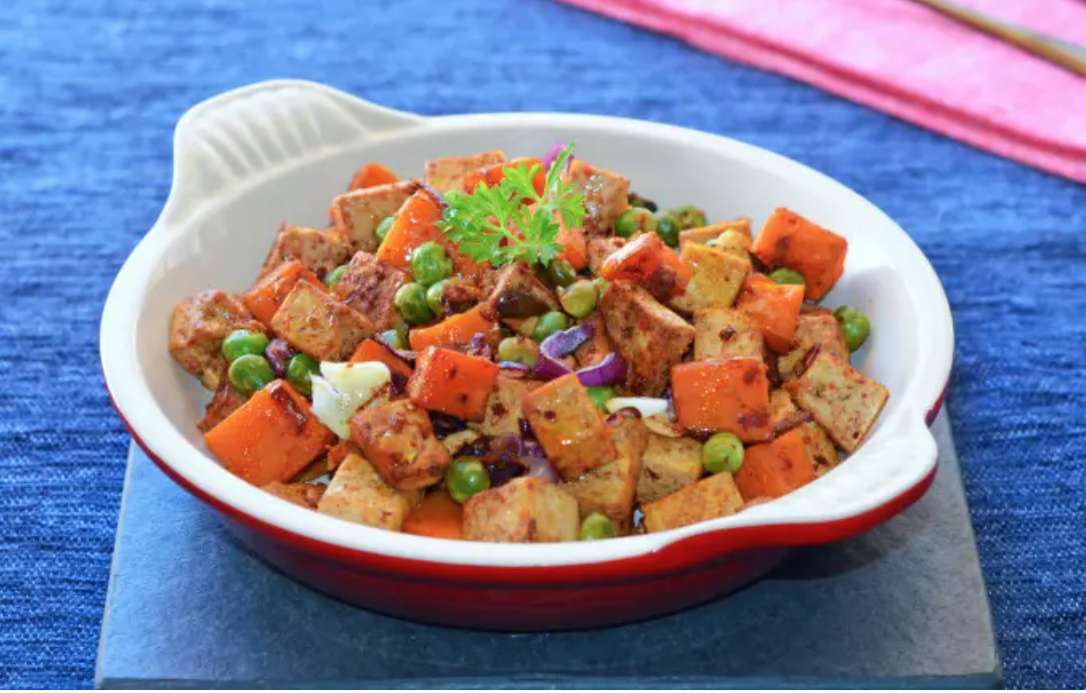 Salteado de tofu, calabaza y guisantes