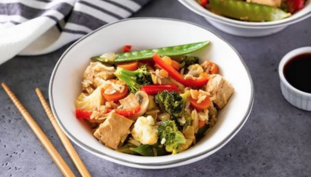 Tofu vegano simple y salteado de verduras con jengibre