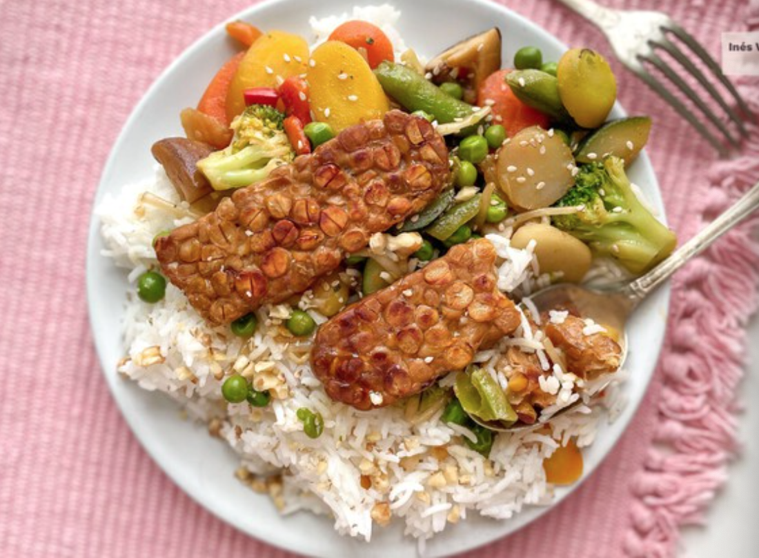 Arroz basmati con salteado de verduras y tempeh
