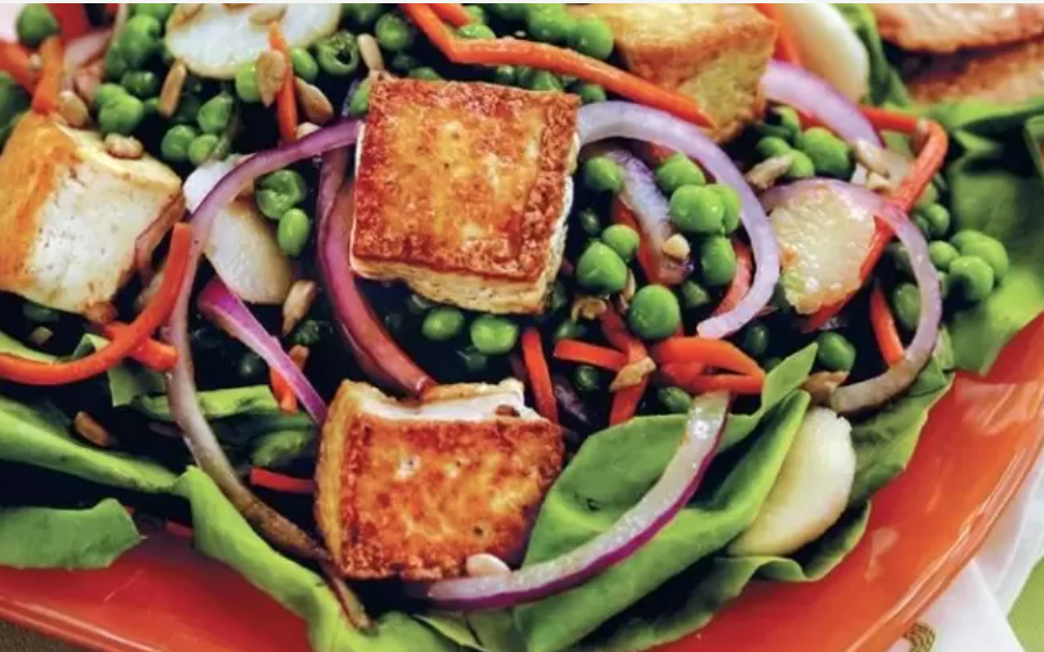 Ensalada de tofu ligeramente cocido.
