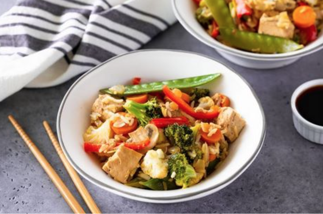 Tofu vegano simple y salteado de verduras con jengibree