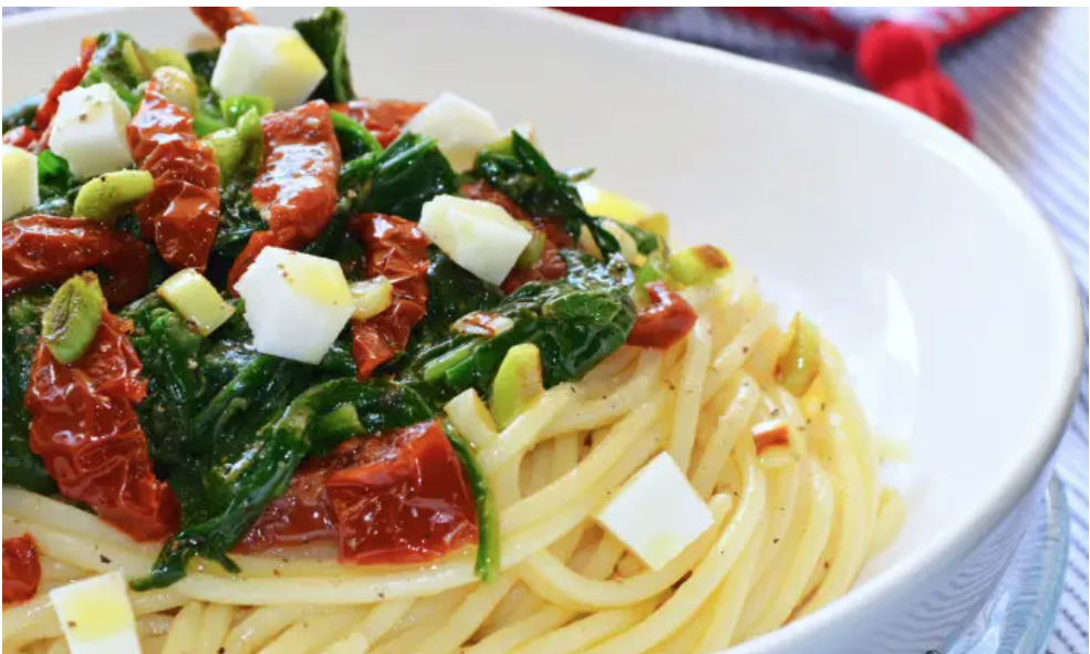 Espaguetis con espinacas y tomates secos