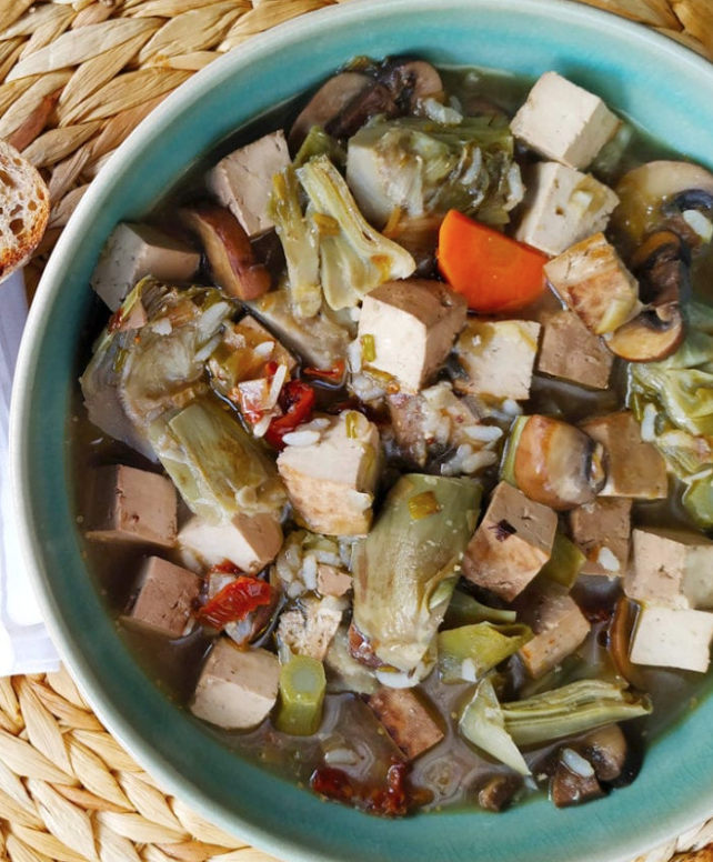 tofu ahumado con alcachofas