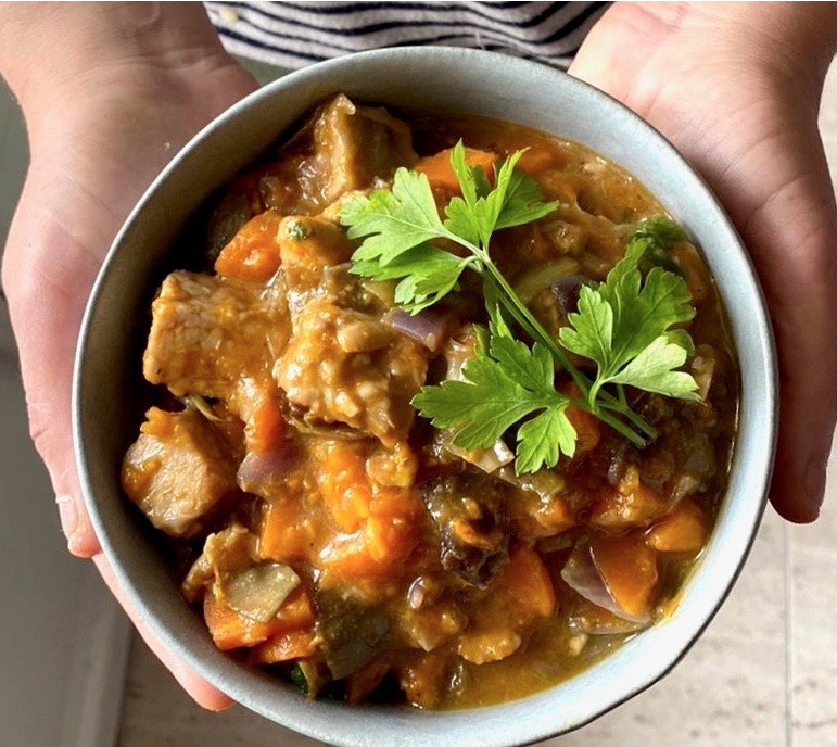 Estofado de tempeh y alcachofas