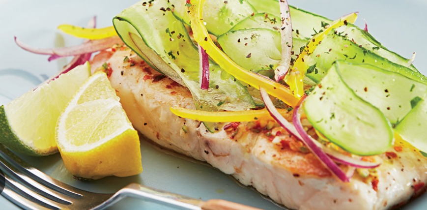 Pescado al horno con ensalada de pepino y cebolla morada