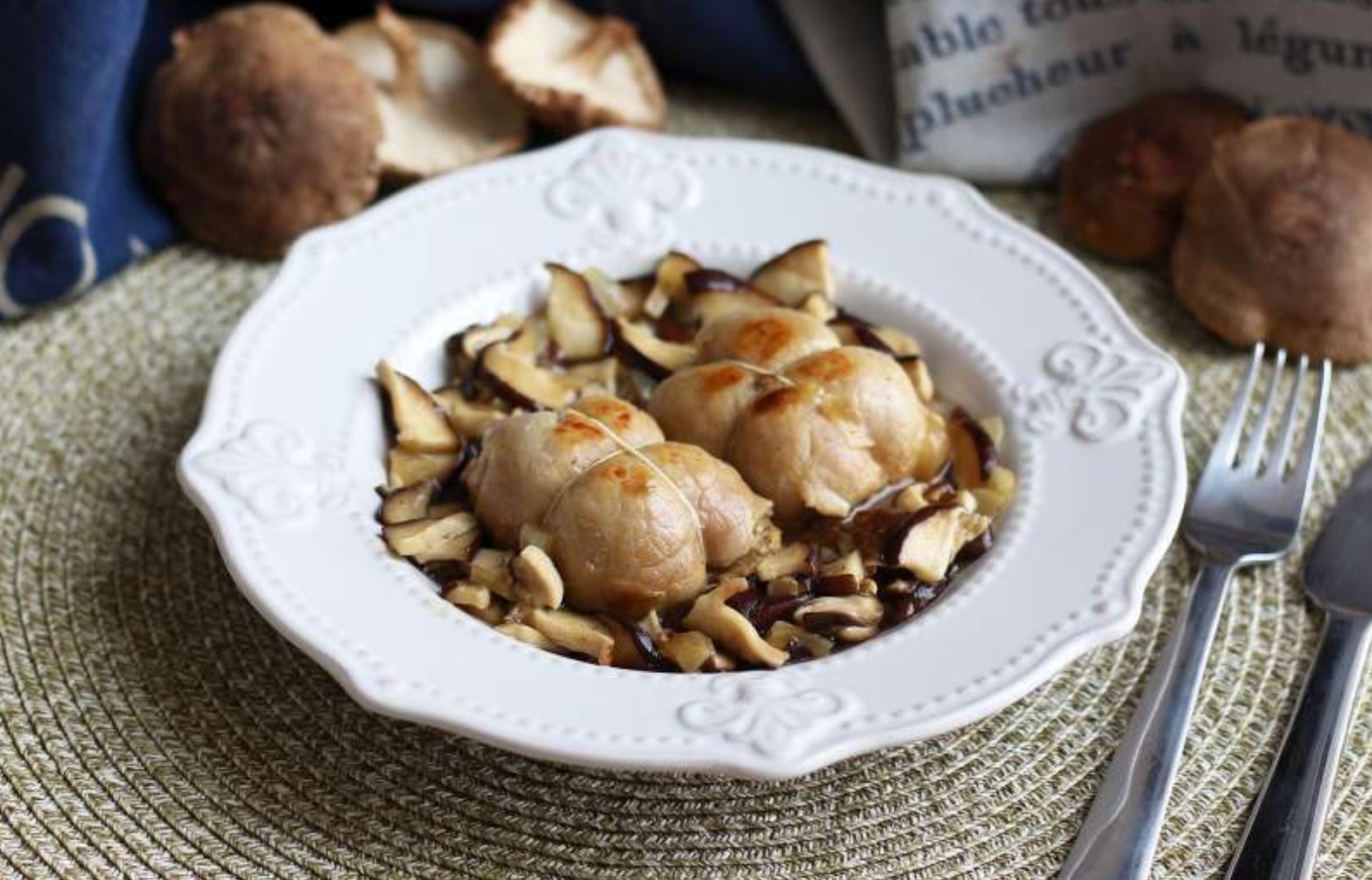 Paquetitos de carne de cerdo acompañados de champiñones