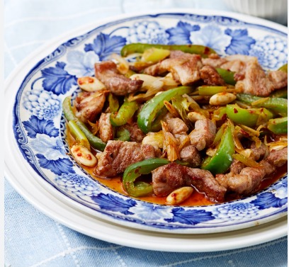 Salteado de pimientos verdes con magra.