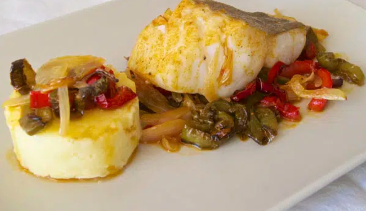 acalao con pimientos y pure de patatas.