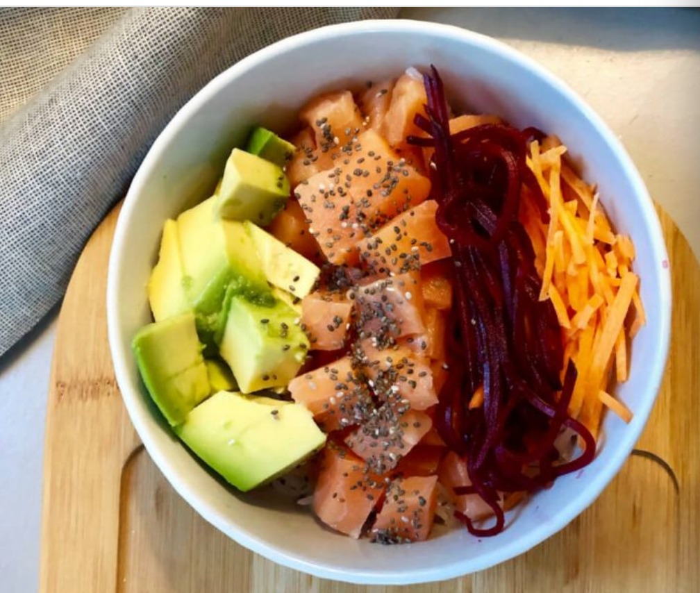 Poke bowl de salmón con zanahoria y remolacha