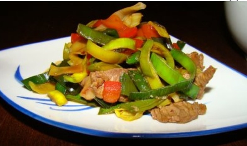 Salteado de pollo y ternera con verduras