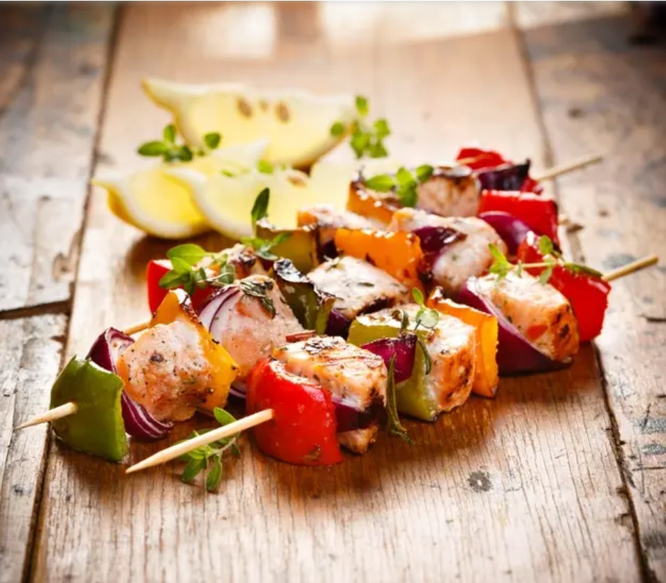 Brochetas de verduras con salmon