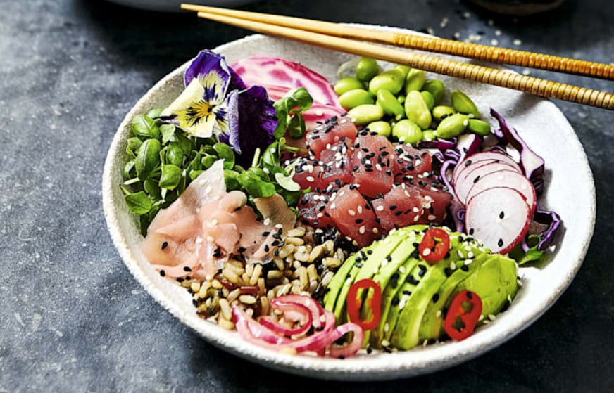 'Poke bowl' de atún rojo, aguacate y edamame