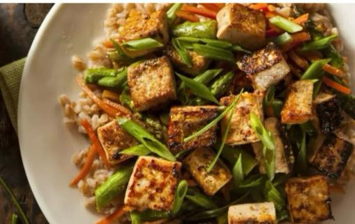 Salteado de Tofu con Verduras y Arroz Integral