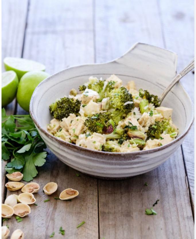 Ensalada al estilo asiático de tofu, arroz y brócoli. Receta vegetariana saludable