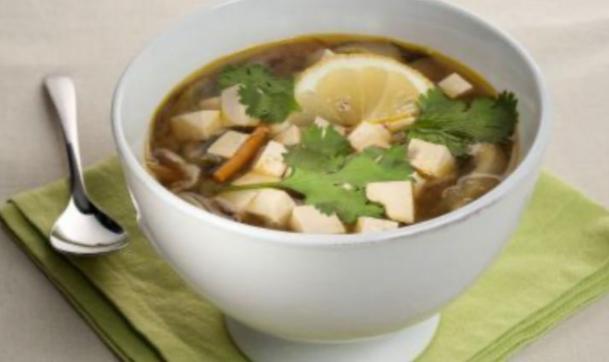 Sopa de miso con fideos soba y tofu, la sopa tradicional japonesa