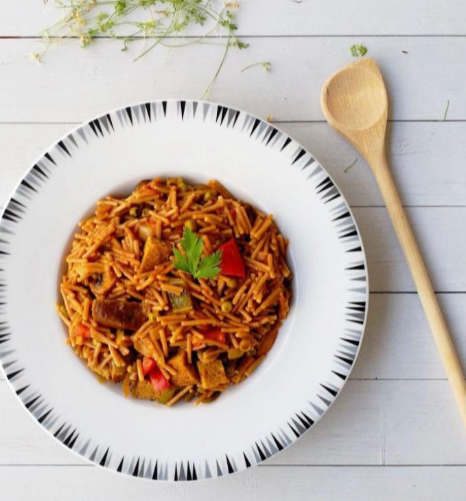 Fideuá de verduras y seitán