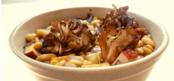 Alubias verdinas guisadas con tofu ahumado y maitake
