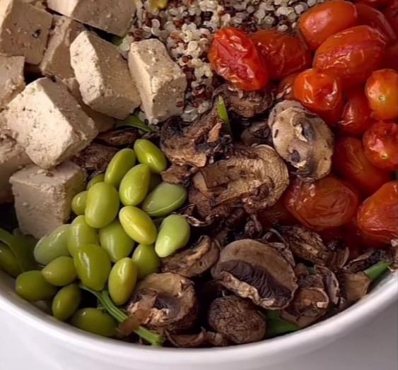 Tofu con quinoa y vegetales