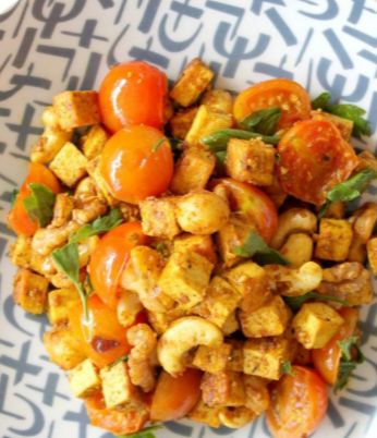Tofu especiado al curry con cherrys